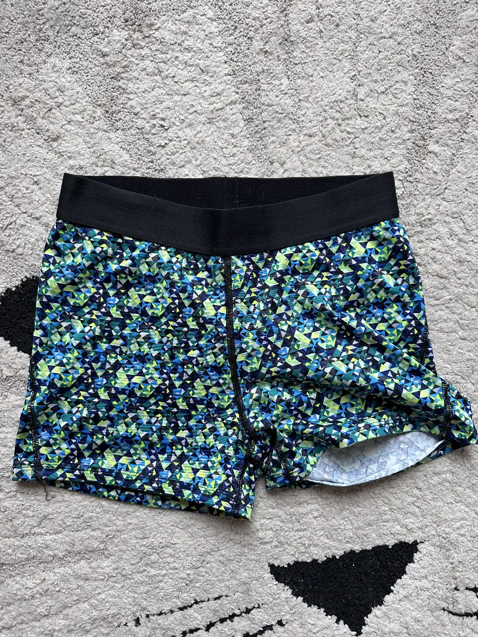 Short deportivo de mujer Victoria's Secret, con estampado geométrico en tonos azules y verdes. Ideal para entrenamientos y actividades físicas.