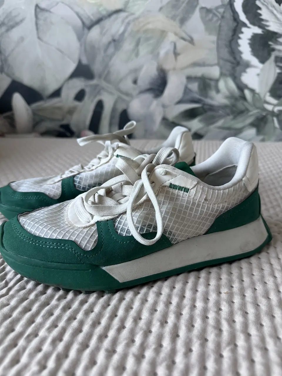 Zapatillas deportivas de mujer, con detalles en verde y blanco. Ideales para un look casual y cómodo.