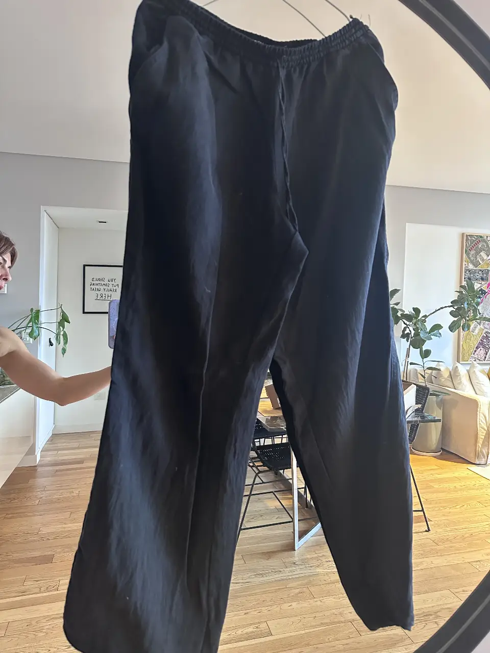 Pantalón negro suelto de Zara, ideal para un look casual y cómodo. Confeccionado en un tejido ligero y con cintura elastizada para un ajuste perfecto. Talle EUR USAS MEX26.