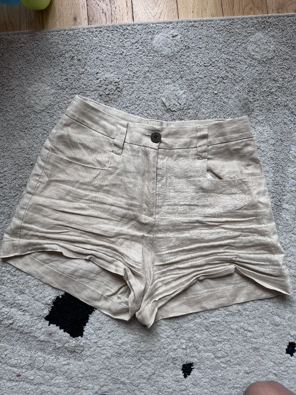 Short de mujer tiro alto color crudo, de lino, con bolsillos delanteros y traseros. Talle small, ideal para un look casual y fresco.