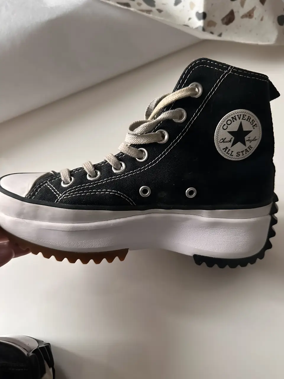 Zapatillas Converse Run Star Hike, negras con suela blanca y detalles en marrón. Talle 4 US, unisex. Ideales para un look urbano y moderno.