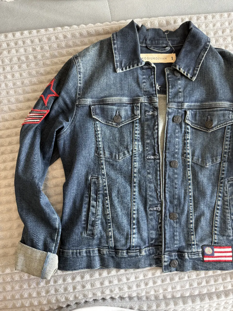 Campera de jean azul con detalles de parches y bordados Kosouko. Ideal para un look casual y con onda.