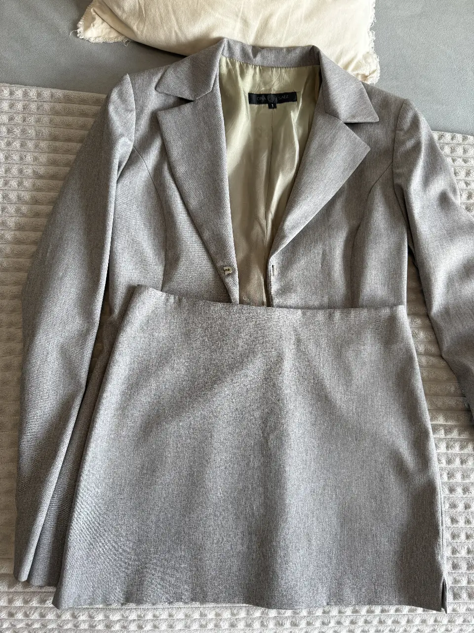Traje de dos piezas gris claro de Ona Saez, ideal para un look formal o de trabajo. Incluye blazer con solapas y falda a juego.