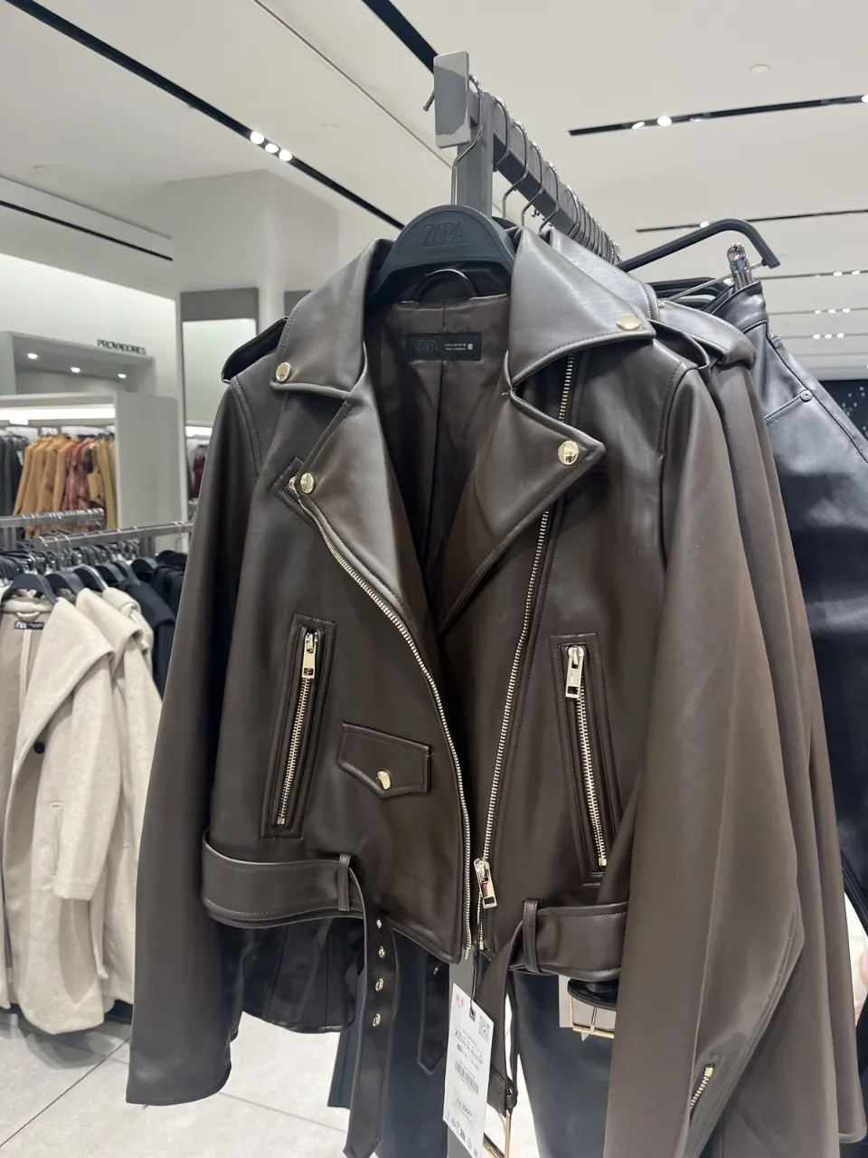 campera Zara  de cuero marrón con cuello solapa, cierre al frente y cinturón talle M /L 