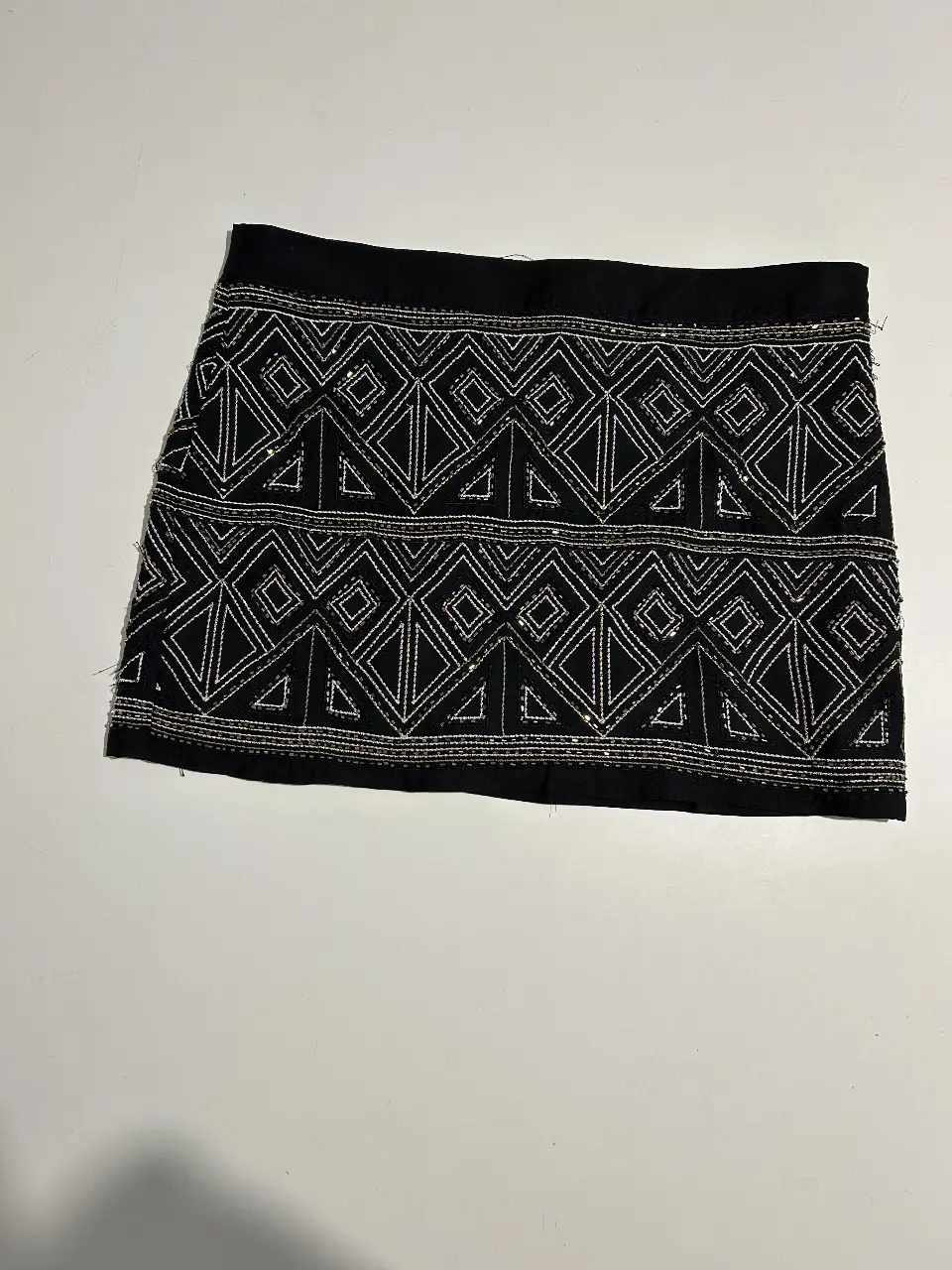 Minifalda negra con detalles de mostacillas. Ideal para fiestas y salidas.