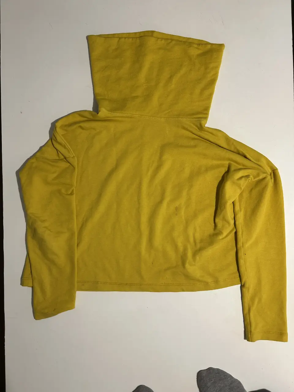 Buzo polera amarillo, ideal para un look casual y abrigado. Confeccionado en un tejido suave y cómodo, este buzo es perfecto para el día a día.