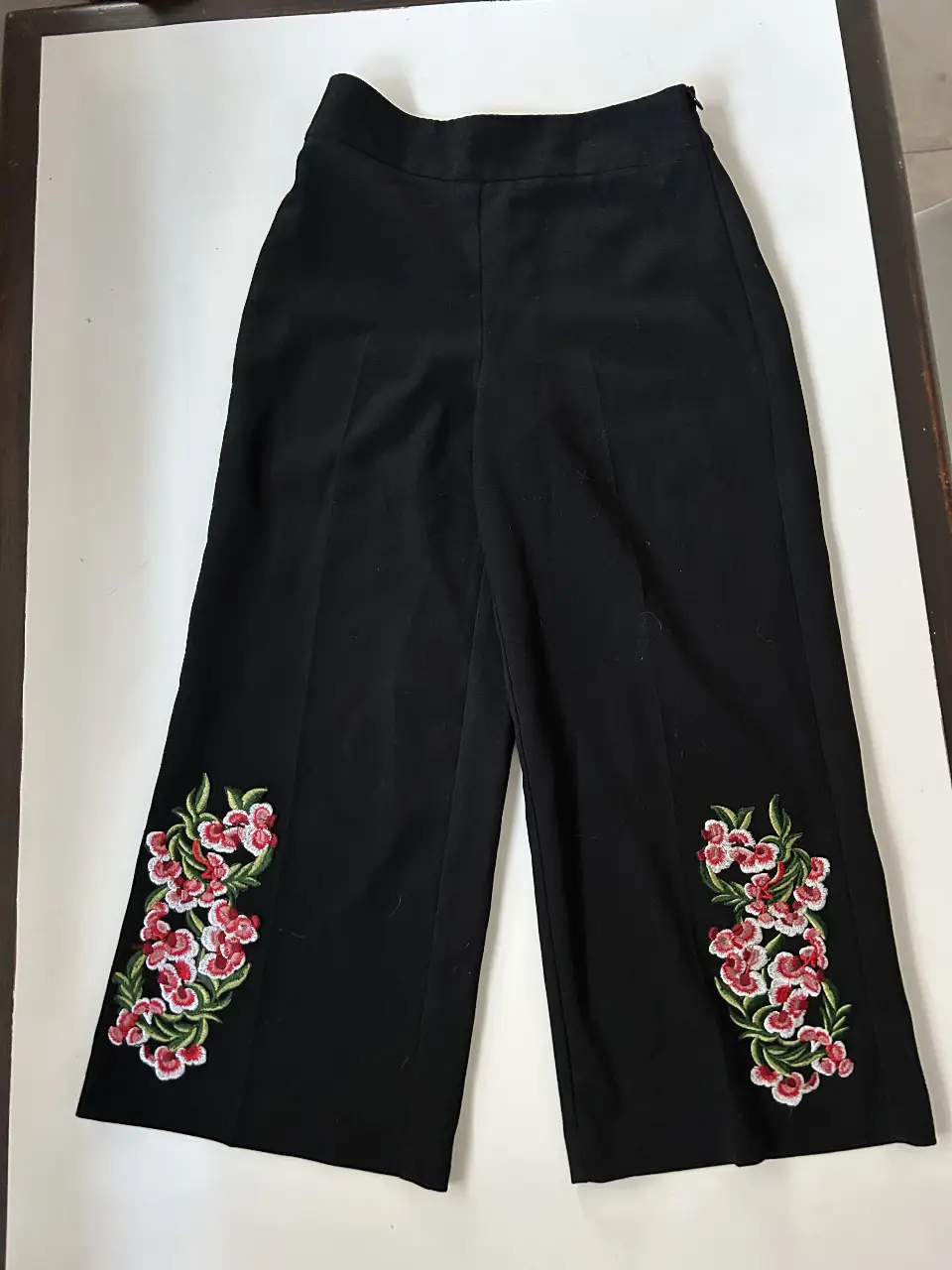 Pantalón sastrero negro con bordado floral en los laterales. Talle 34 eur de la marca Atmosphere.