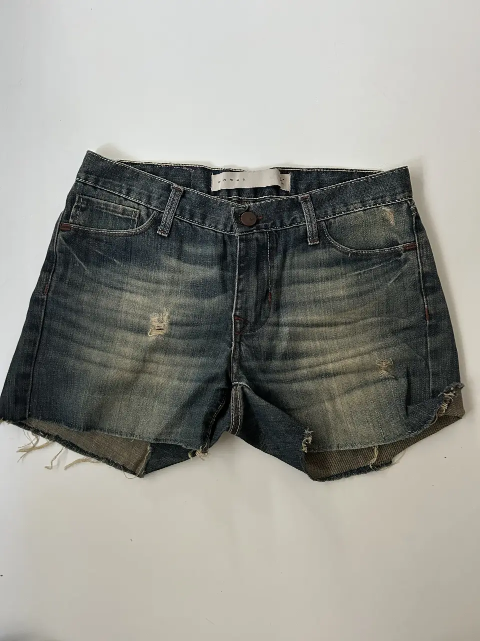 Short de jean Legacy, tiro medio, con roturas y desgaste. Ideal para un look casual y relajado. Talle 26 (M)