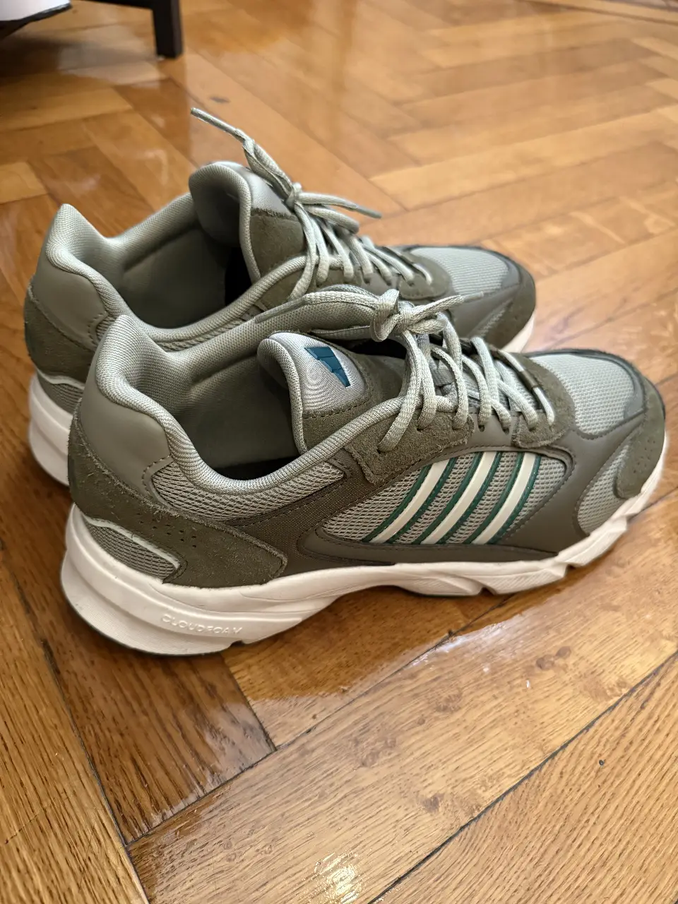 Zapatillas Adidas de hombre, color verde y gris. Diseño deportivo con las tres tiras características de la marca en color blanco y detalles en verde. Ideales para uso diario.