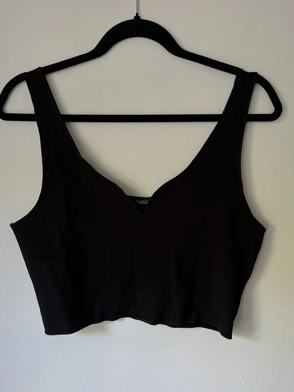 Top negro de breteles finos y escote en V.