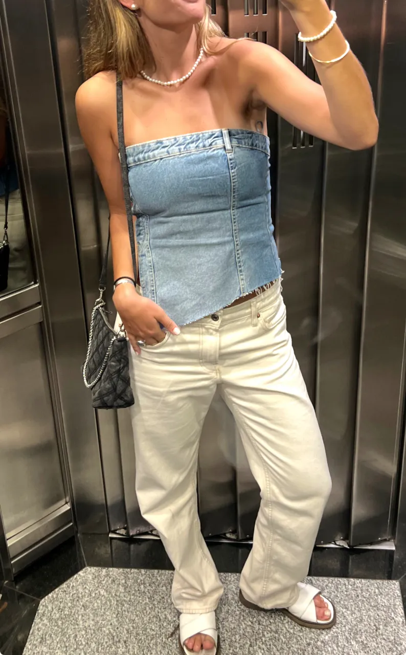Top ZARA de jean strapless, con detalles desflecados en el borde inferior. Ideal para un look canchero y veraniego. Con buen ajuste gracias a que tiene 5 botones. Esta perfecto, solo lo vendo xq ya no me queda el talle. 