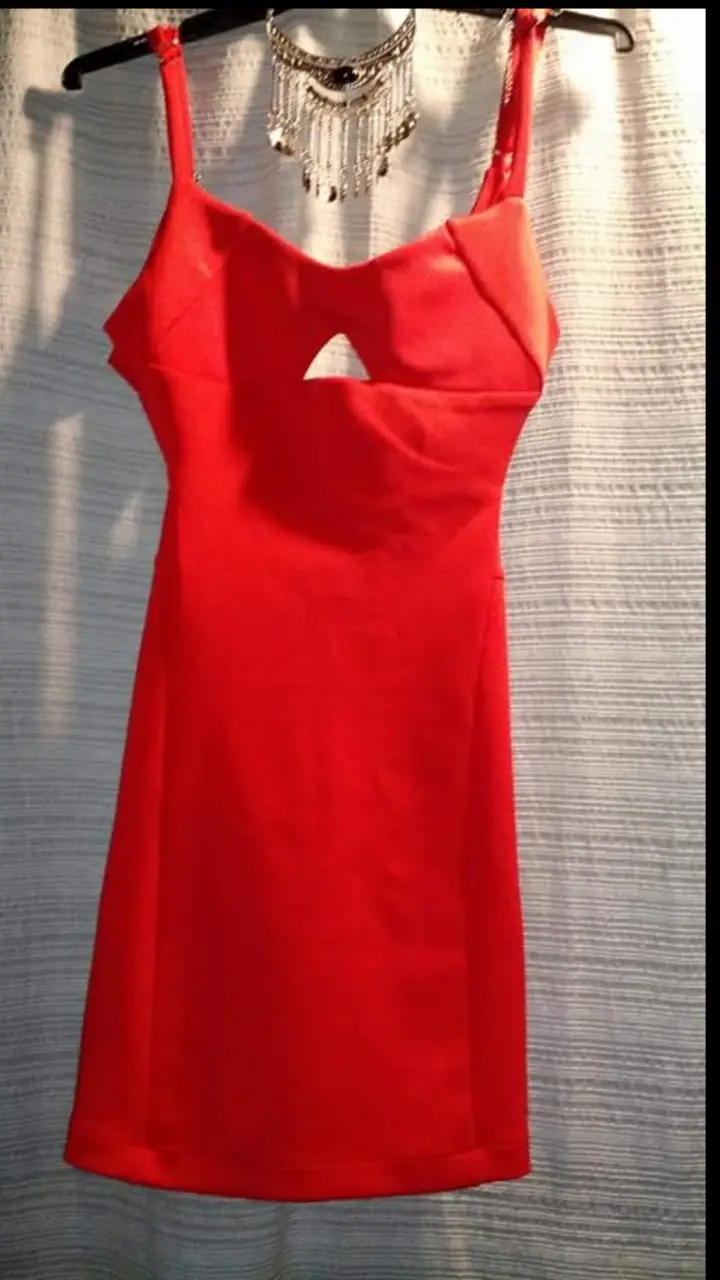 Vestido mini rojo con detalle cut-out en el pecho y tirantes finos. Ideal para una fiesta o salida nocturna.