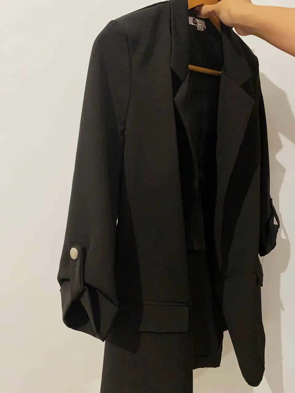 Blazer negro de corte clásico, con mangas 3/4 y botones decorativos. Talle M (queda como S)
