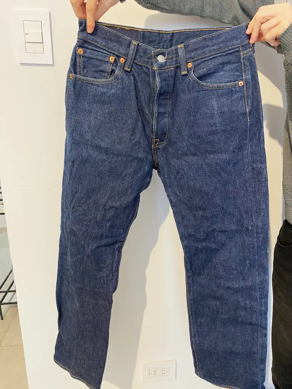 Jeans 501 de Levi's, corte recto, talle 30, azul oscuro, clásico y atemporal.