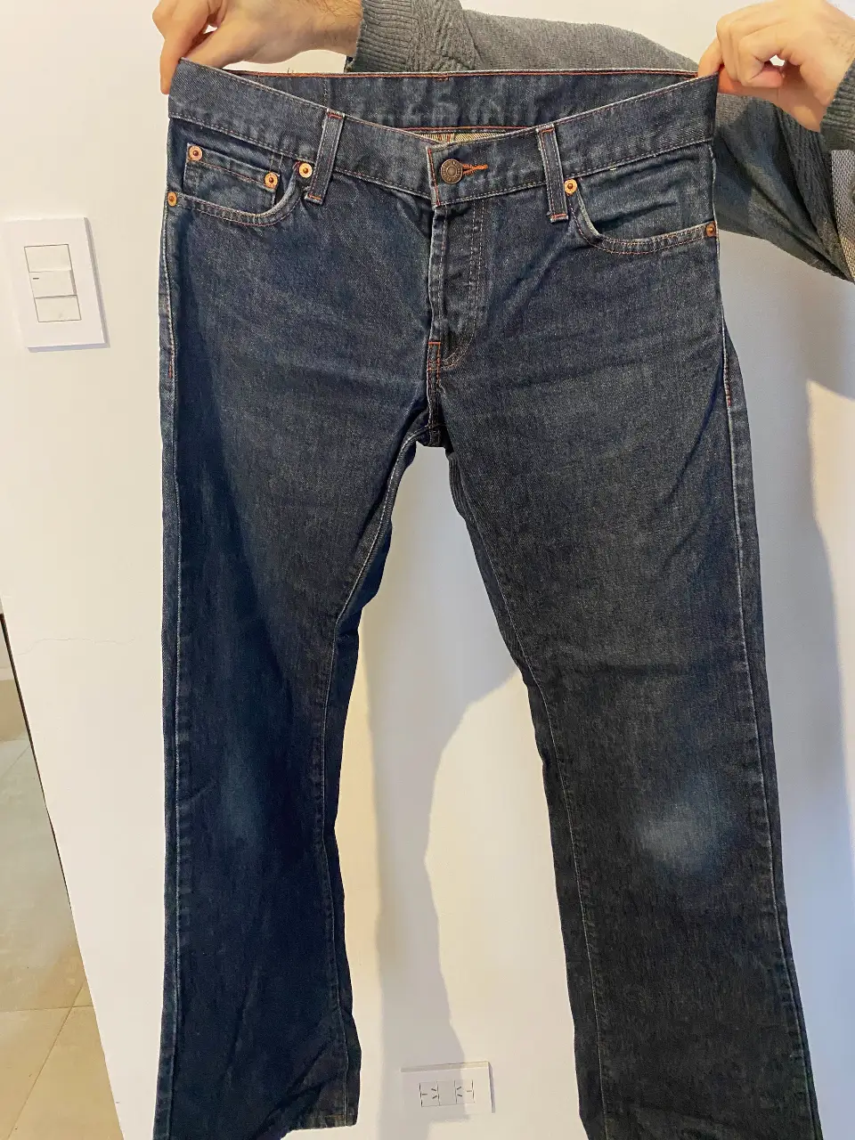 Jeans rectos de hombre, color azul oscuro. Marca Levi's. W28 L32