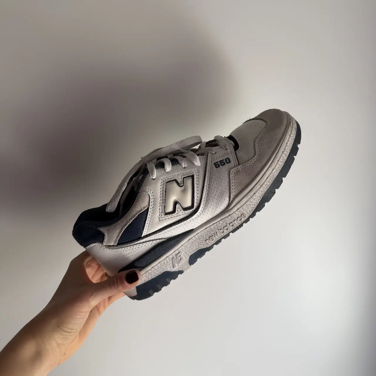 Zapatillas New Balance 550, color blanco con detalles en gris y azul marino. Talle 8.5 US. Tienen 4 usos como mucho. Diseño clásico y cómodo, ideales para uso diario.