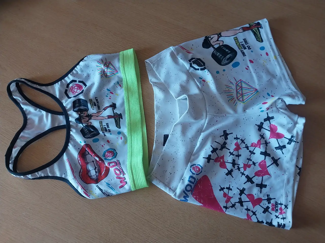 Top deportivo para mujer, con diseño estampado y detalles en verde. Ideal para entrenamientos de alto impacto. Estilo moderno y cómodo.