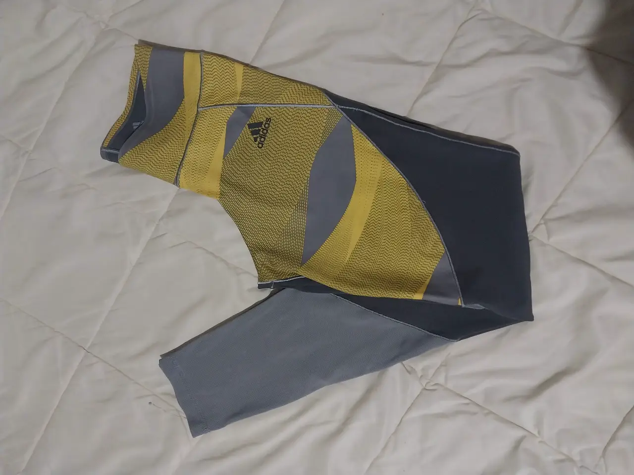 Calzas deportivas Adidas Climalite para mujer, color gris y amarillo, talle XS. Ideal para running y entrenamiento.