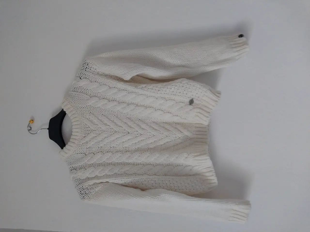 Sweater de lana color blanco con diseño de trenzas. Cuello alto y mangas largas. Ideal para un look casual y abrigado.