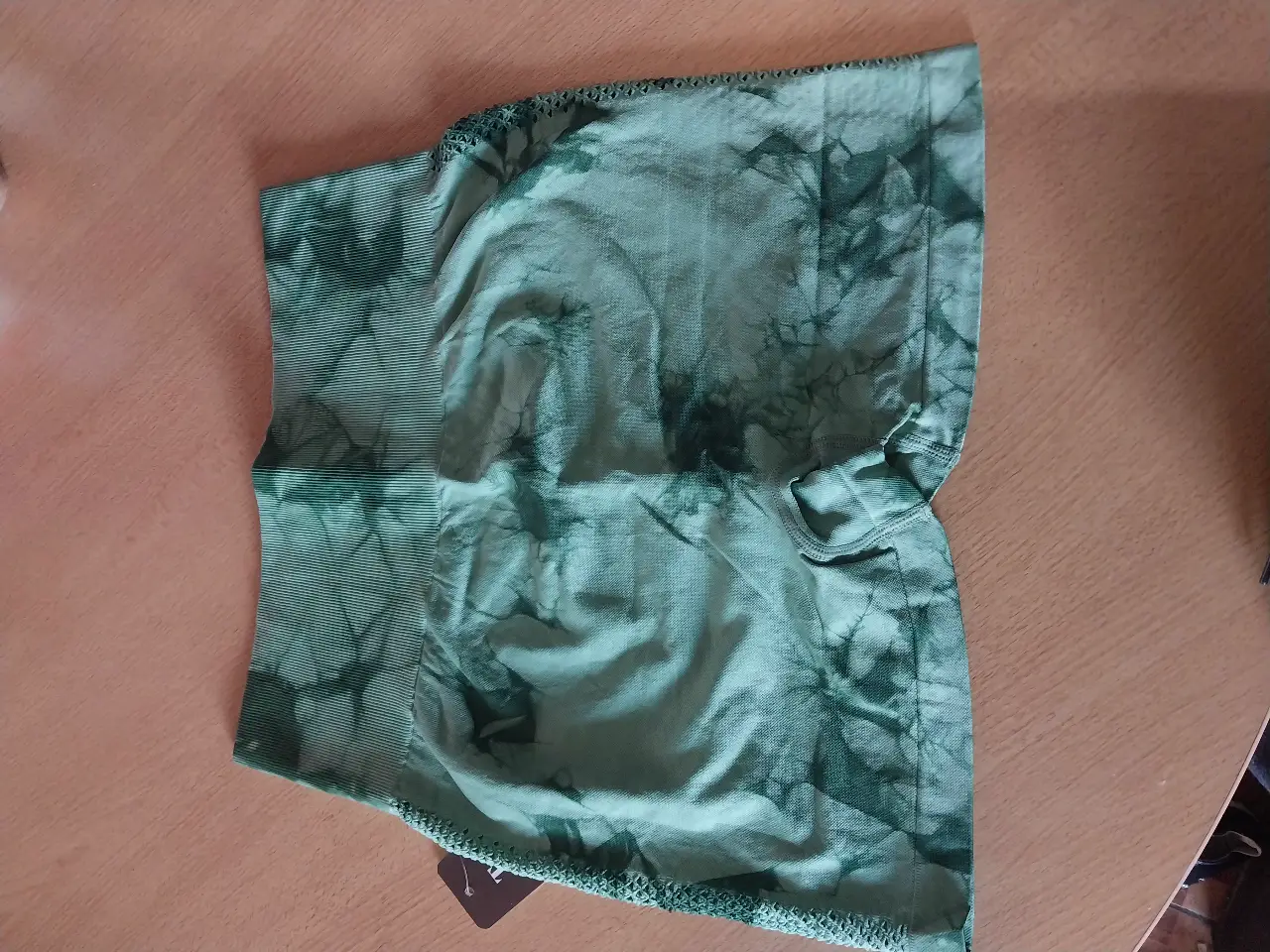 Short deportivo de mujer, tiro alto, con diseño tie dye en tonos verdes. Ideal para actividades físicas.