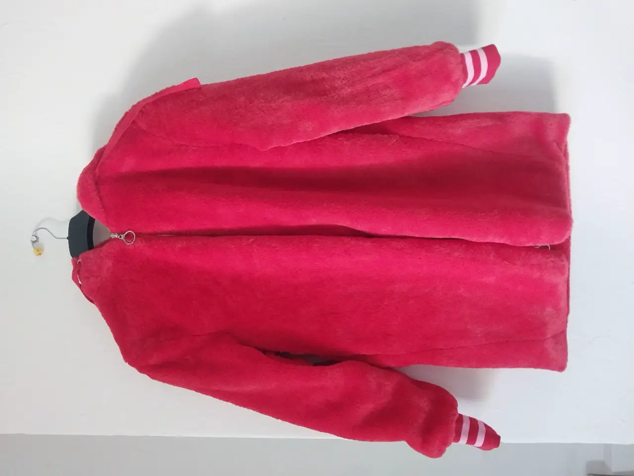 Campera bomber roja de peluche, con cierre y capucha. Detalles de puños con rayas blancas. Ideal para un look abrigado y canchero.