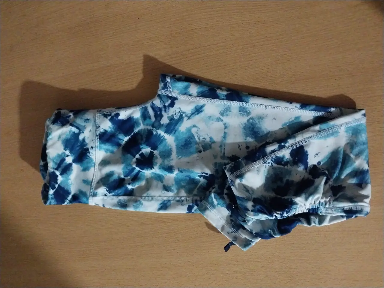 Calzas deportivas con estampado tie dye en tonos azules y blancos. Perfectas para tus entrenamientos o para un look casual y cómodo.