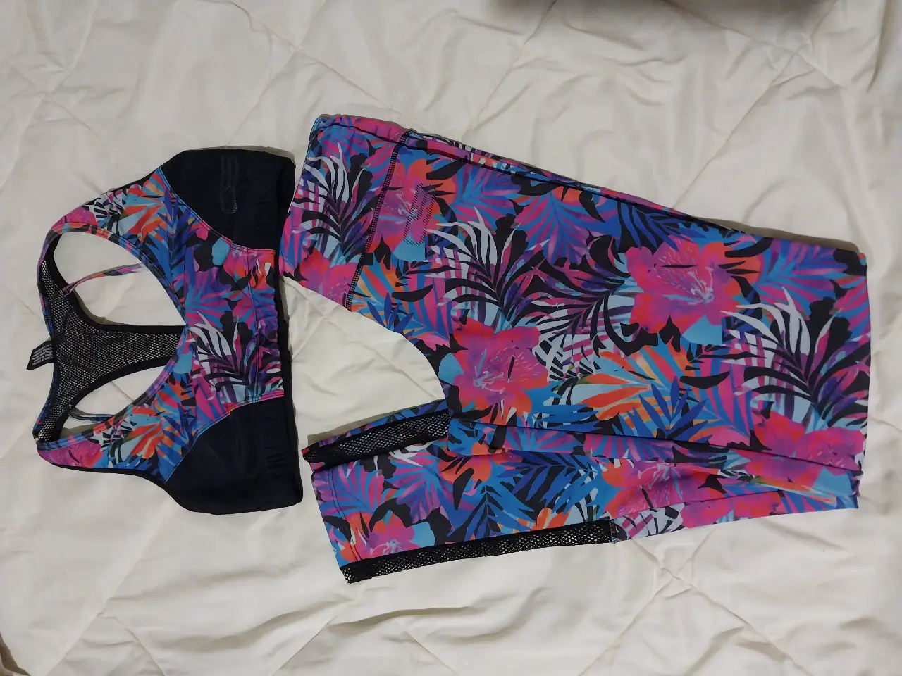 Conjunto deportivo de mujer, top y calzas con estampado floral vibrante. Ideal para entrenamientos y actividades de alto impacto. Diseño moderno y ajuste perfecto.