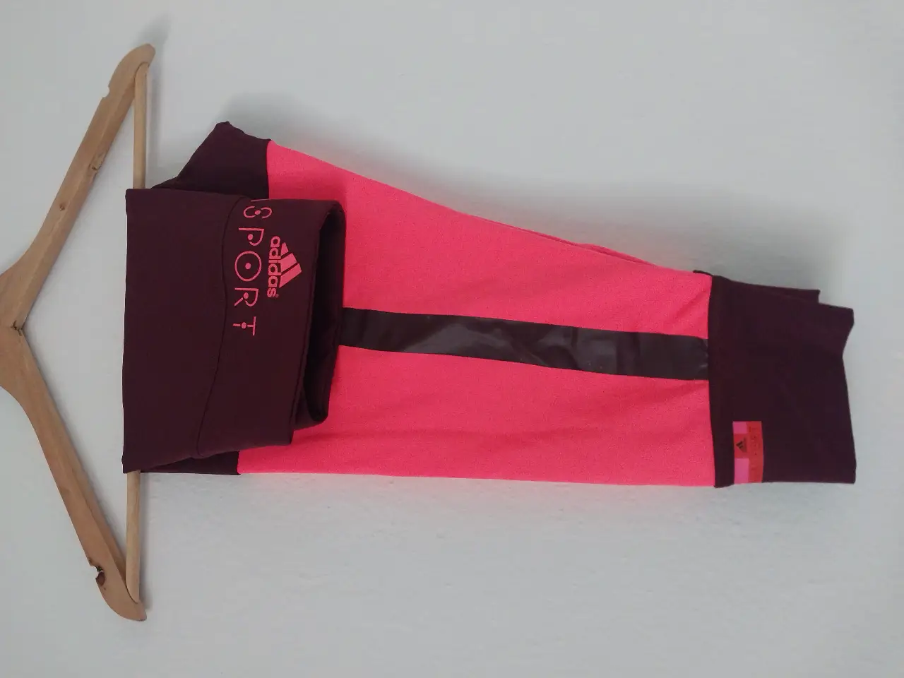 Calzas deportivas Adidas StellaSport en color rosa y marrón. Diseño con detalles de la marca y ajuste perfecto para actividades físicas.