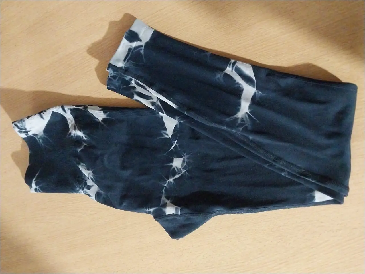 Calzas deportivas de mujer con estampado tie dye en tonos negro y blanco. Perfectas para entrenar con estilo y comodidad.