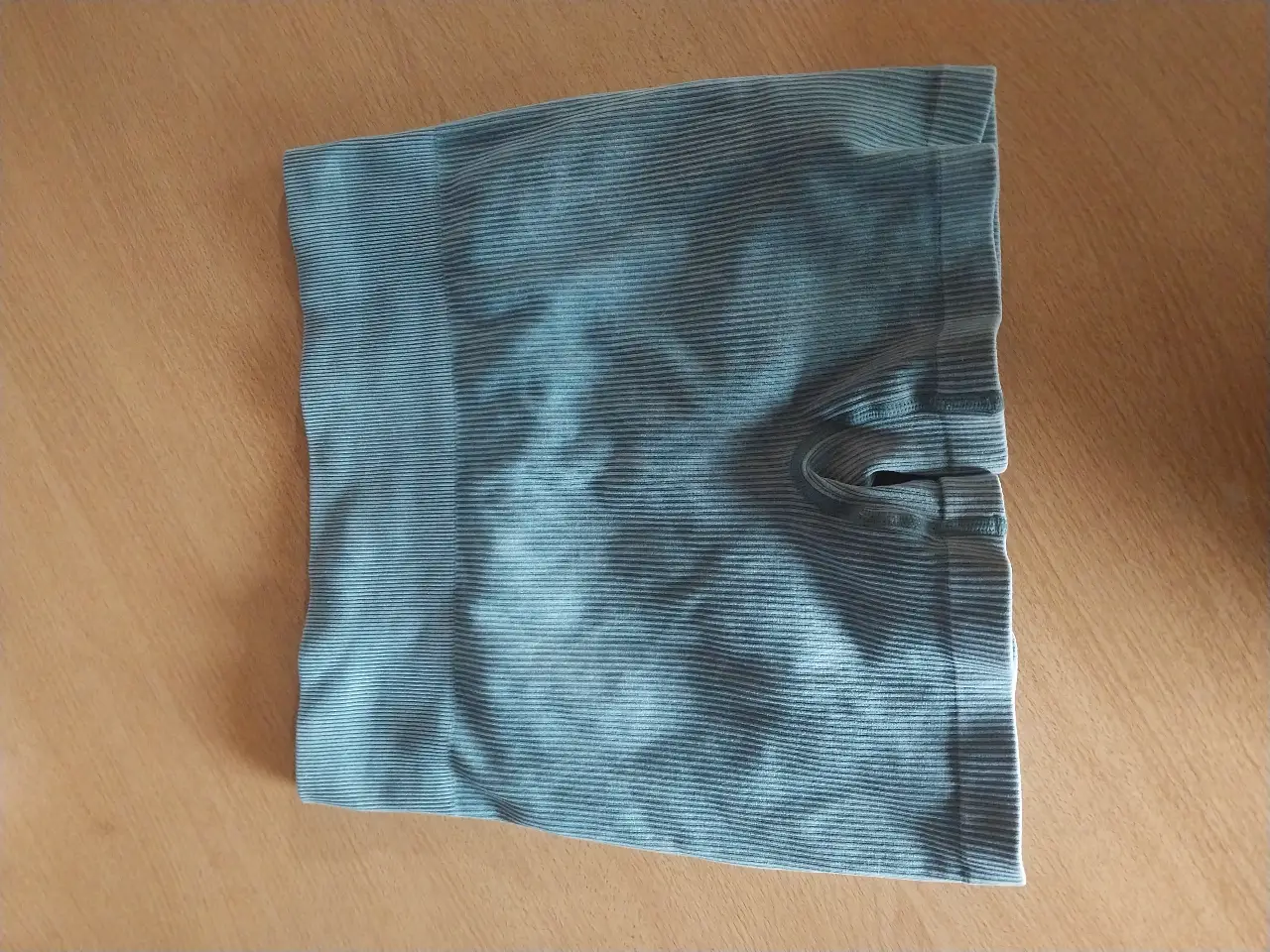 Top deportivo sin costuras, ideal para actividades de bajo impacto. Diseño liso con detalles que realzan la figura. Perfecto para yoga, pilates o uso diario.