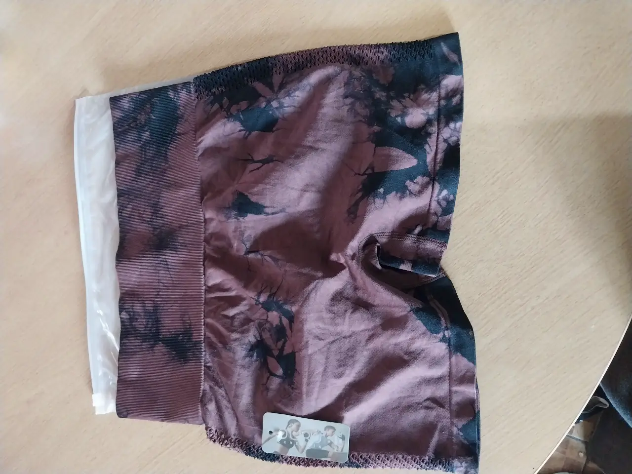 Short deportivo de mujer con diseño tie dye en tonos marrones y negros. Ideal para actividades físicas y entrenamientos. Confeccionado en tejido suave y elástico para mayor comodidad y libertad de movimiento.