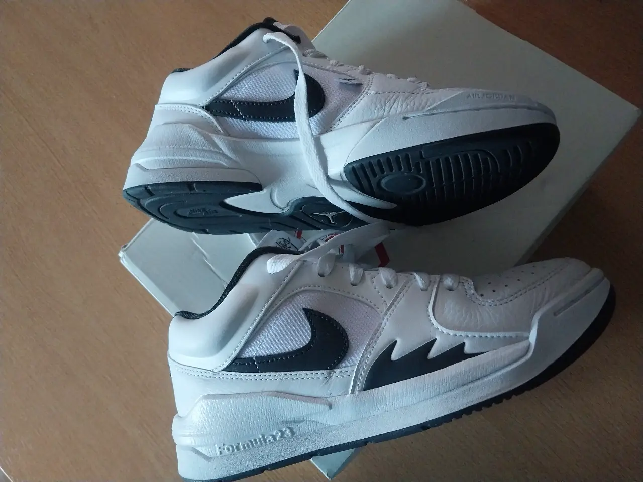 Zapatillas Air Jordan stadium  90 blancas con detalles en negro. Diseño deportivo y moderno, ideales para uso diario. ( 4 usos) como nuevos