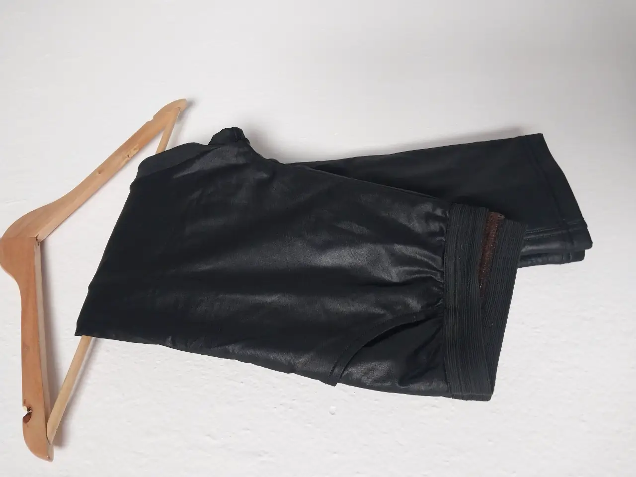 Pantalón de vestir negro con interior de corderito marrón. Ideal para el invierno, este pantalón combina estilo y abrigo. Perfecto para un look elegante y abrigado.