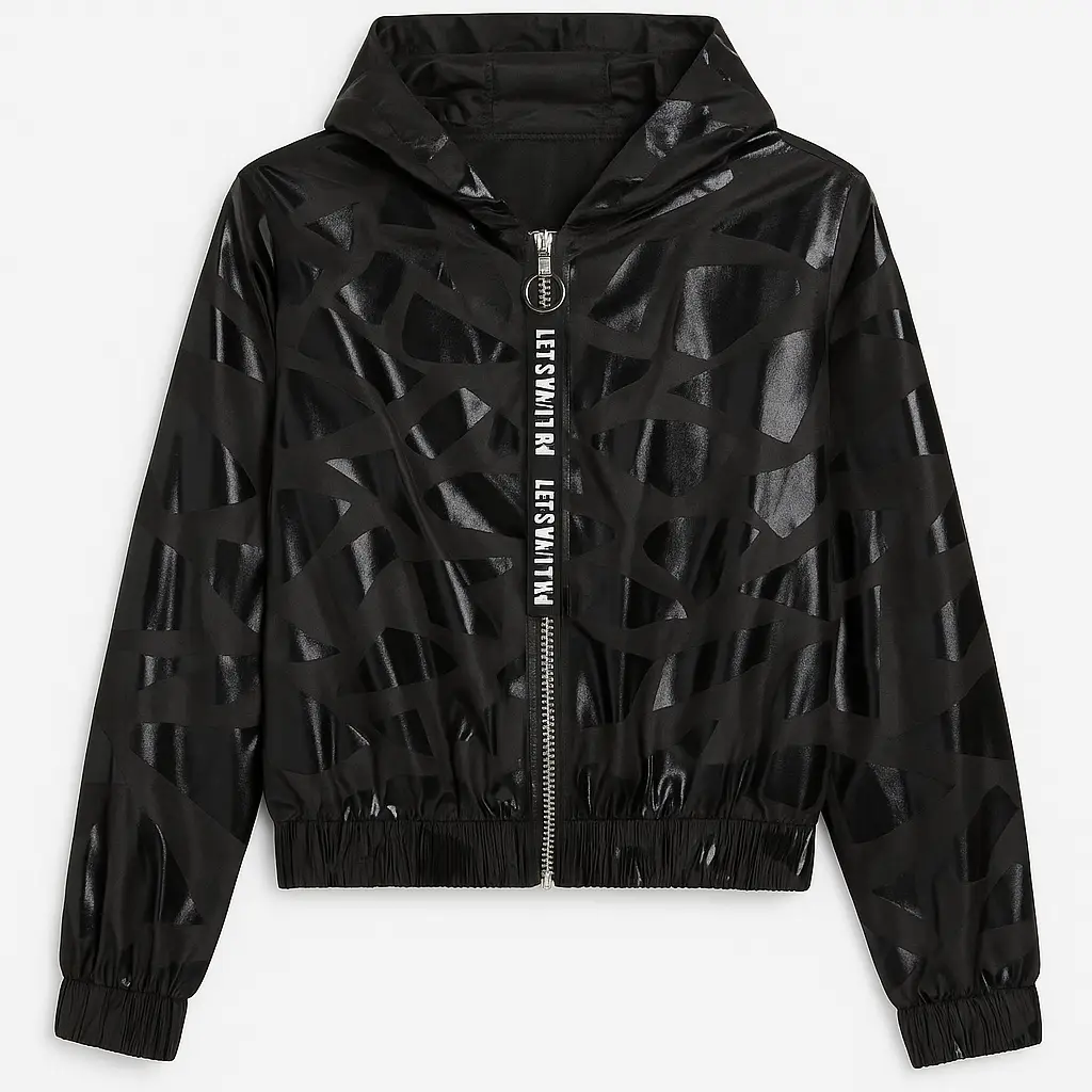 Campera deportiva negra con capucha y cierre. Diseño con estampado en relieve. Ideal para actividades al aire libre y entrenamientos.