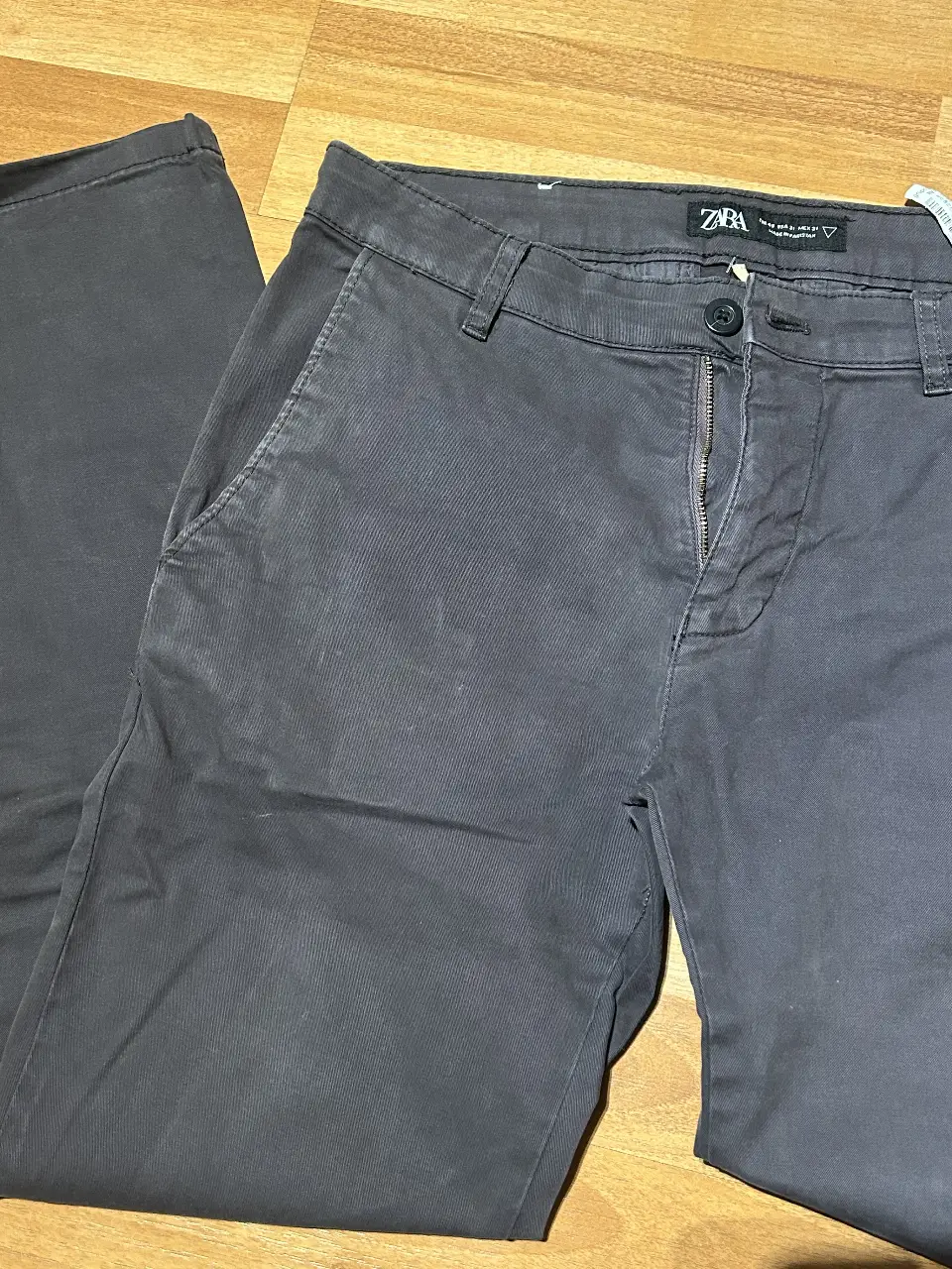 Pantalón chino de hombre, color gris oscuro, de la marca Zara. Talle 40, con cierre y botón. Ideal para un look casual y de oficina .