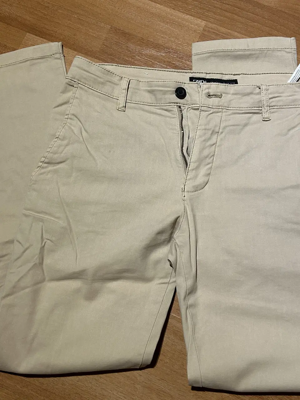 Pantalón chino de hombre, color beige. Marca Zara, talle 40. Corte slim, ideal para un look casual y de oficina.