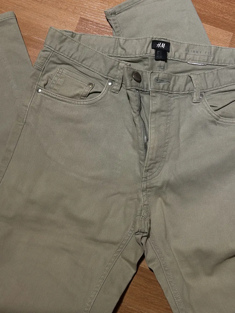 Pantalón chino Skinny Fit de hombre, color khaki, de la marca H&M. Ideal para un look casual y moderno.