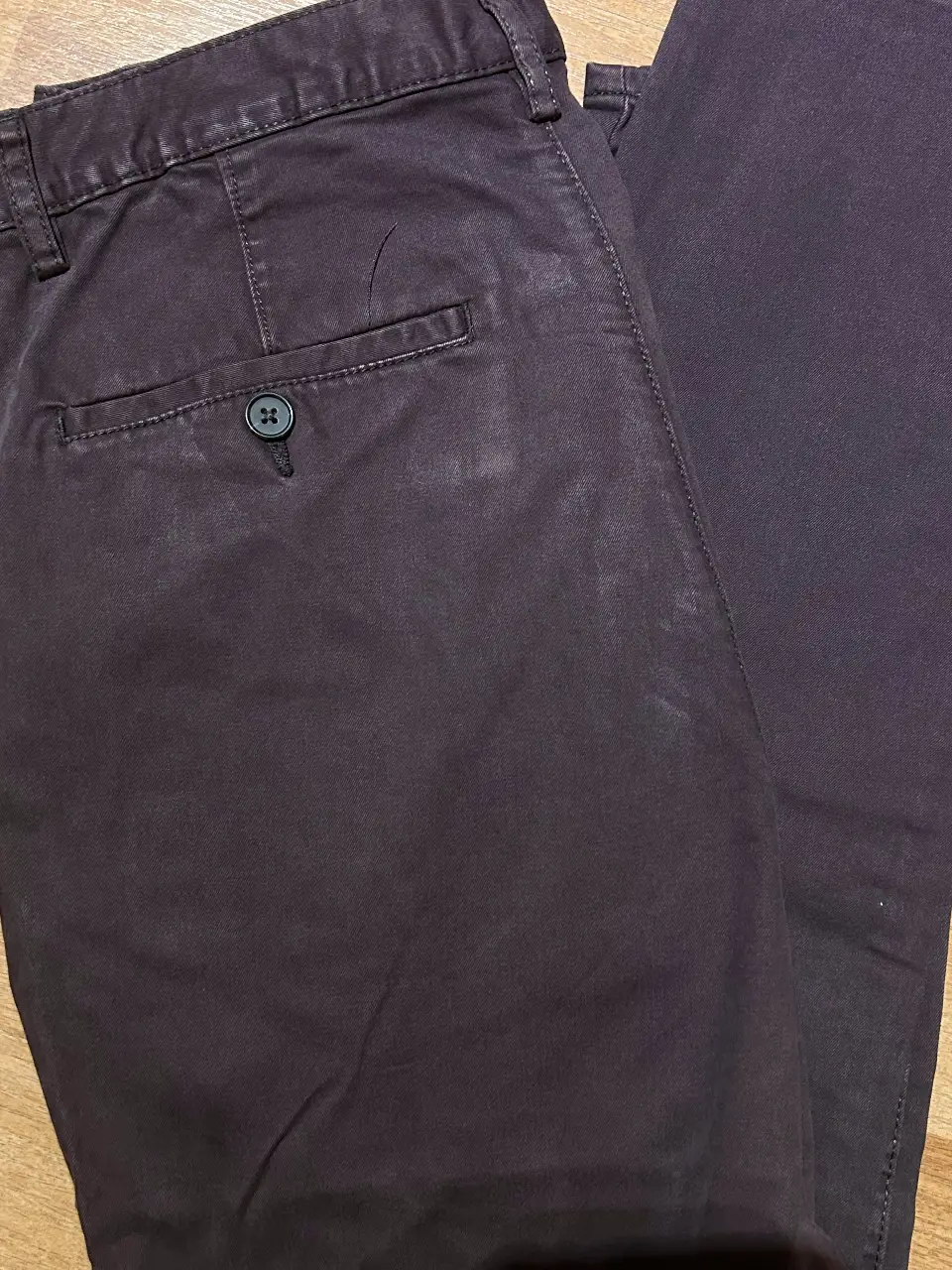 Pantalón chino de hombre, color bordó , de la marca H&M. Talle 48. Ideal para un look casual y de oficina.