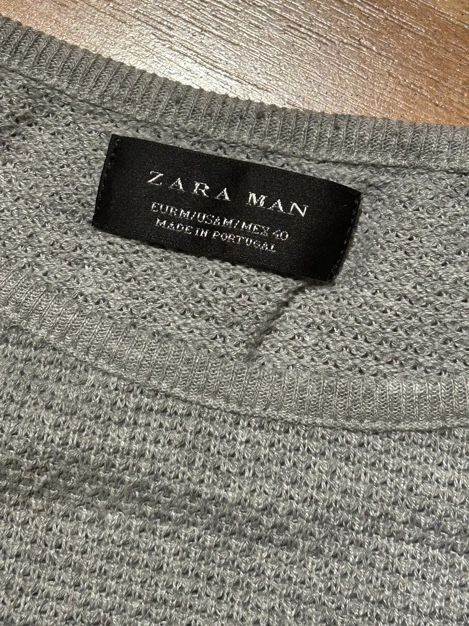 Sweater de hombre Zara Man, color gris, tejido de punto, cuello redondo, ideal para un look casual y cómodo.