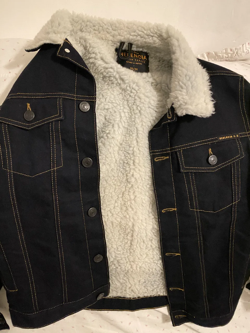 Campera de jean para hombre HERENCIA ORIGINAL con interior de corderito blanco y cuello sherpa. 
TALLE M
Un sólo uso
costuras en amarillo. Ideal para el invierno.