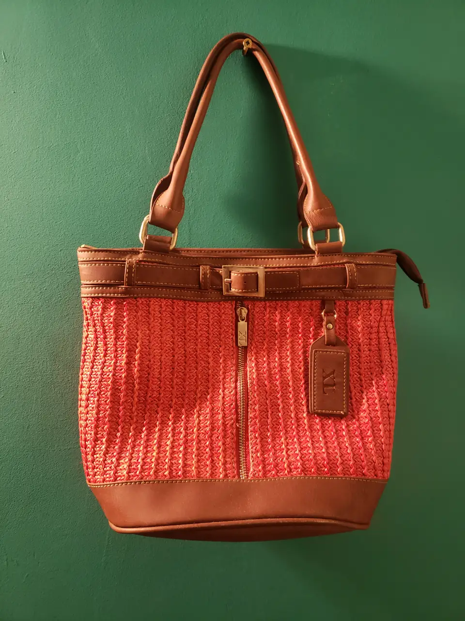 Cartera de cuero de hombro con diseño tejido en color rojo y detalles en marrón. Cuenta con cierre y un bolsillo interno. Incluye una etiqueta XL.