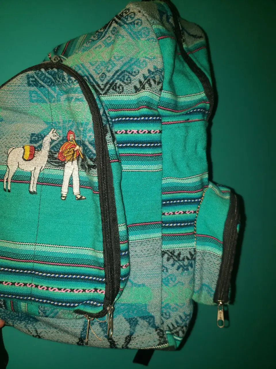 Mochila artesanal 100% aguayo con diseño étnico en tonos verdes  y turquesa con  detalles bordados. Ideal para llevar tus cosas con estilo y un toque bohemio.