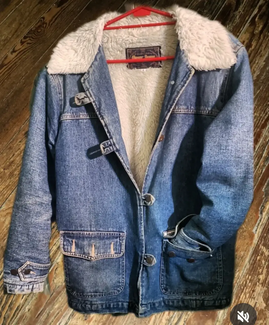 Campera de jean Guess con interior de piel corderito, cuello con solapa y cierre con botones. Ideal para el invierno, estilo vintage.