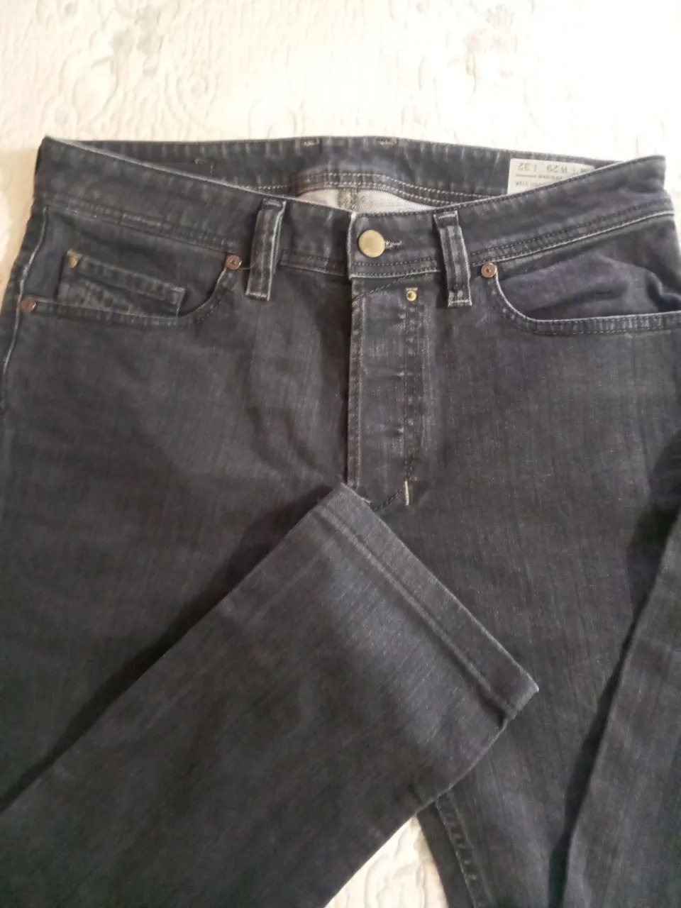 Jeans rectos de hombre, color azul oscuro, marca Diesel, talle W29 L32. Corte regular, tiro medio. Ideal para un look casual y moderno.40 vm de cintura 92 de largo 
