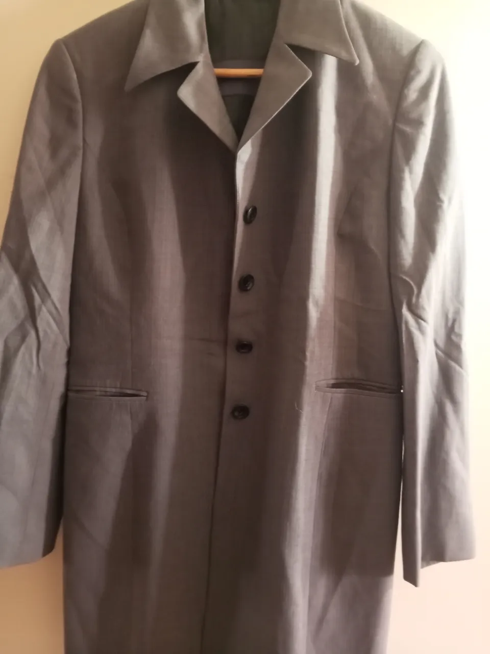 Elegante blazer gris de la marca Vitamina Buenos Aires, ideal para un look formal o de trabajo. Confeccionado con un diseño clásico y atemporal, este blazer es perfecto para cualquier ocasión.