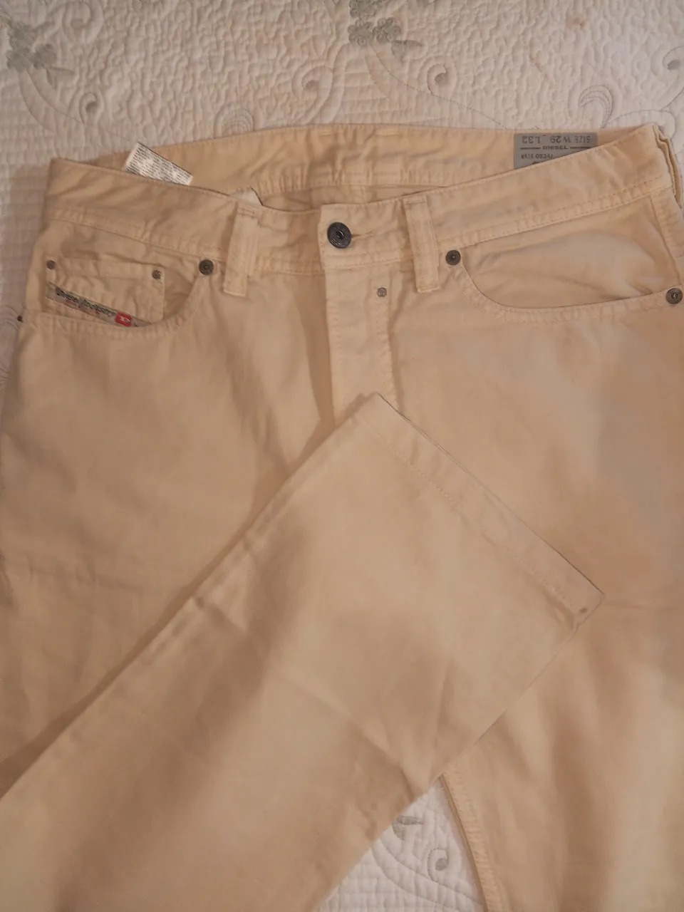 Jeans Diesel Safado color crudo, corte regular slim-straight, talle 29. 42 CM de cintura 
