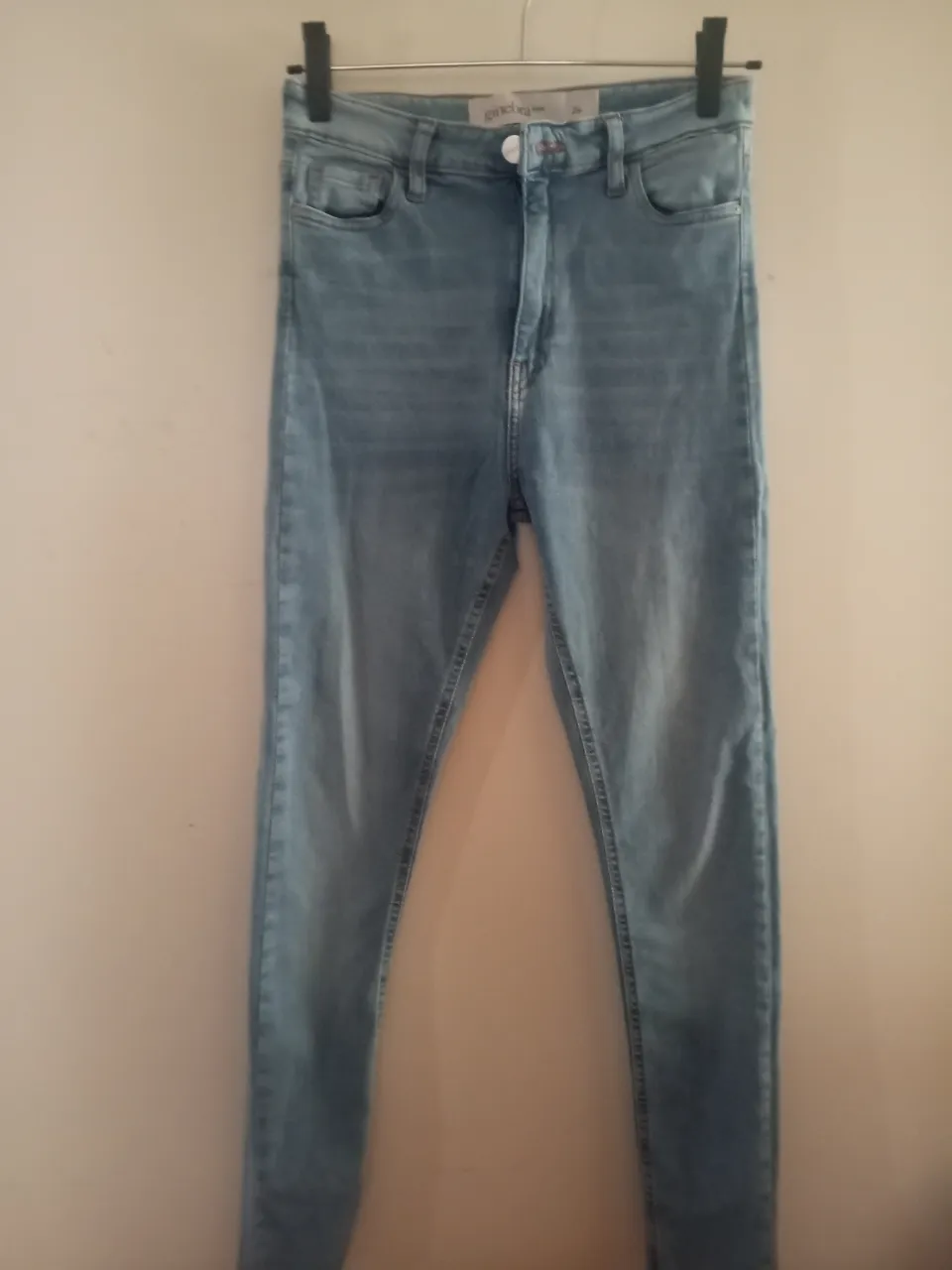 Jeans Ginebra tiro alto, celeste, talle 26. Diseño clásico de cinco bolsillos, ideal para un look casual y moderno.