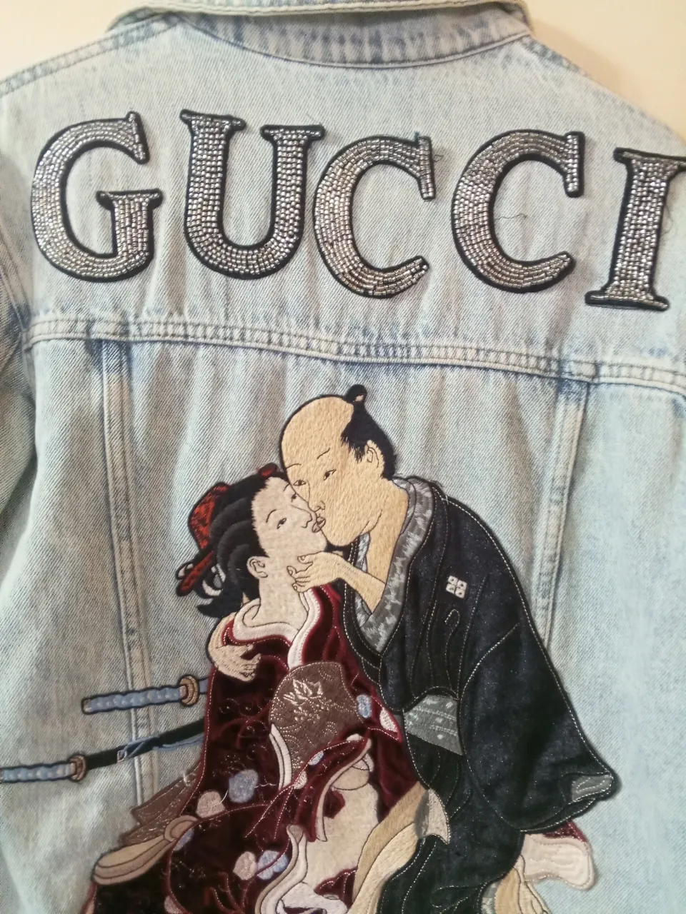 Campera de jean Gucci con diseño de la marca y estampado en la espalda. Corte clásico, ideal para un look casual y con estilo.