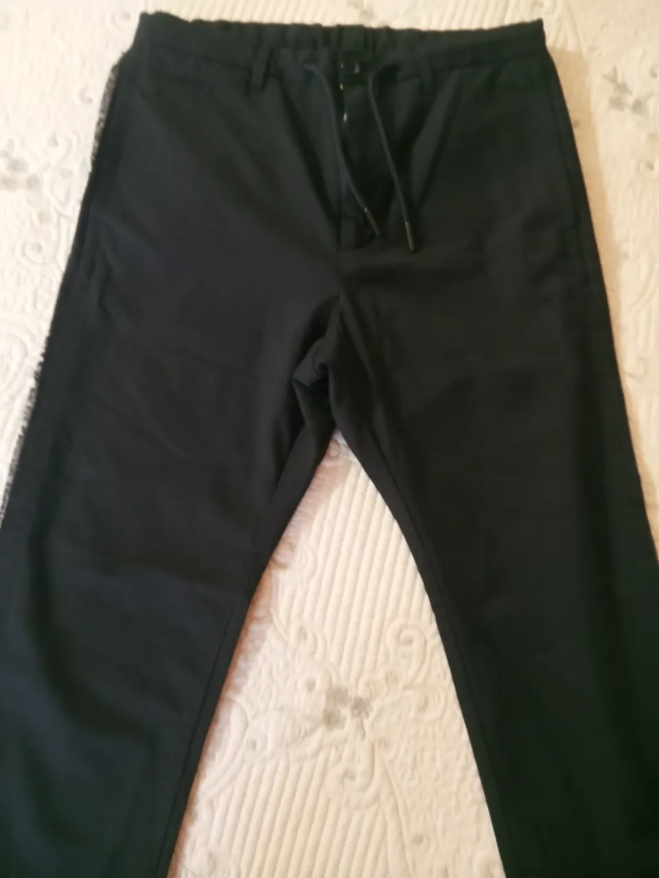 Pantalón de vestir negro de hombre, con cintura elastizada y cordón. Marca Diesel, talle 28. Confeccionado en una mezcla de materiales que incluyen lana, poliamida y poliéster. Ideal para un look elegante y versátil.