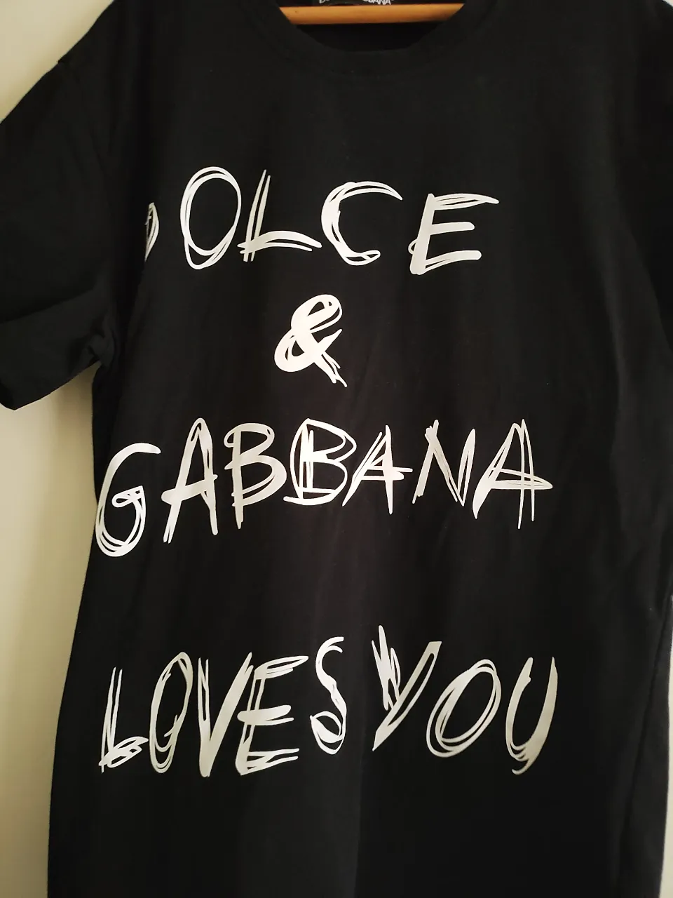 Remera negra de Dolce & Gabbana con estampado blanco. Corte clásico, ideal para un look casual y moderno.